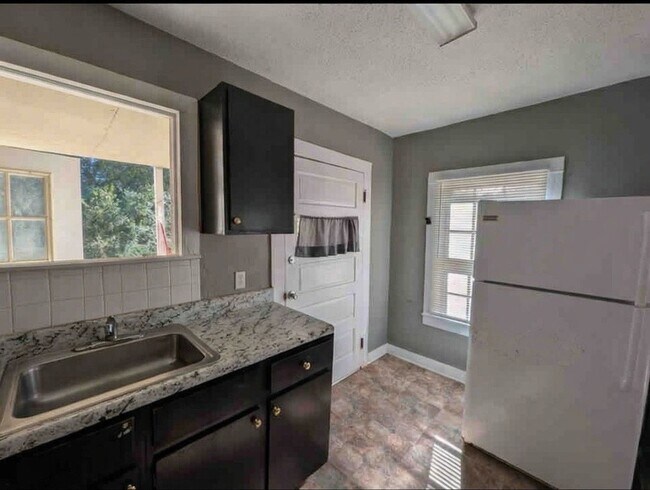 Building Photo - Sweet 2/1 Home in Marianna