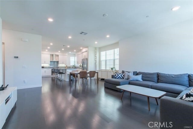 Building Photo - 140 Paramount