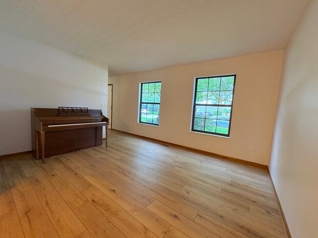 Building Photo - 564 Glenside Ln