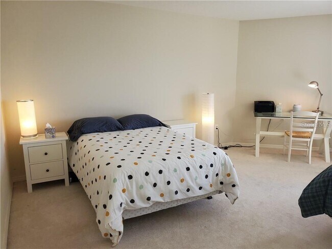 Building Photo - 1050 Longboat Club Rd