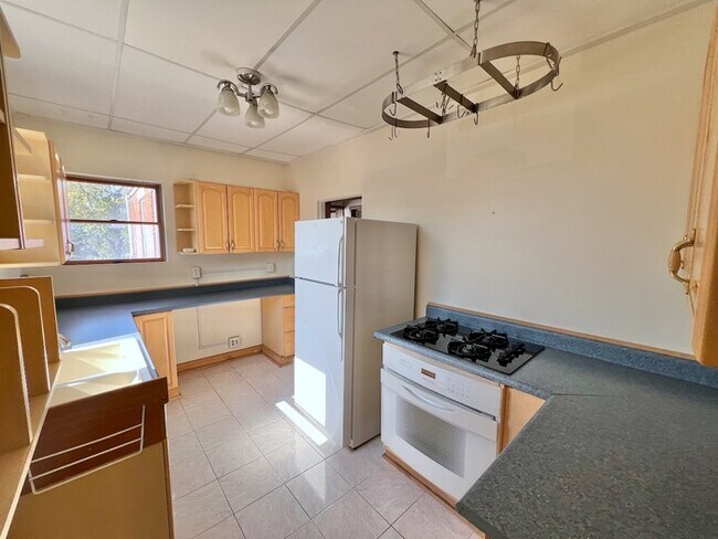 Building Photo - Unique Oakley Ranch!