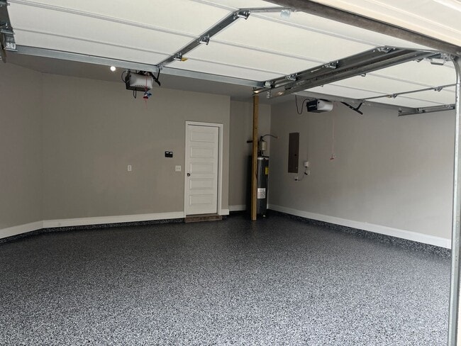 Building Photo - ***MOVE IN SPECIAL - $500 OFF 1ST MONTHS RENT WITH A MOVE IN DATE ON OR BEFORE 6/12.*** Wow! 4 be...