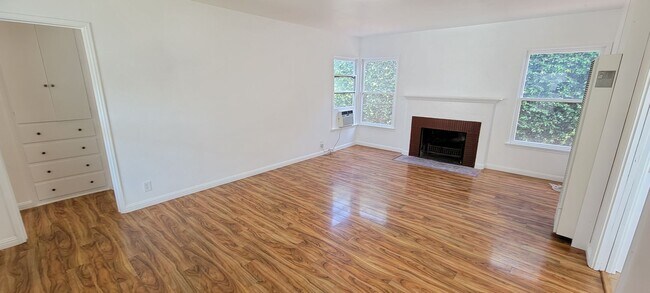 Building Photo - Upgraded back unit of duplex