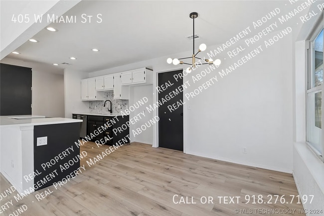 Building Photo - 405 W Miami St