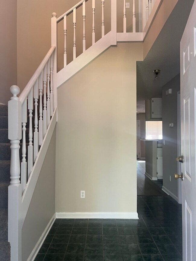 Building Photo - Available now-60 Woodfield Pl.  1/2 off th...