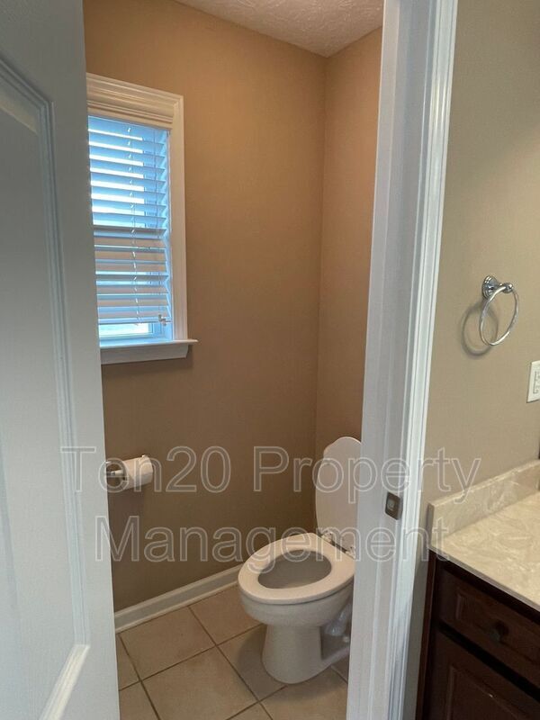 Building Photo - 7974 N Ivy Park Dr