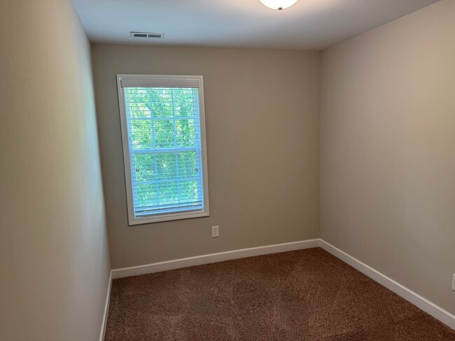 Building Photo - Newer construction townhouse in popular Ka...