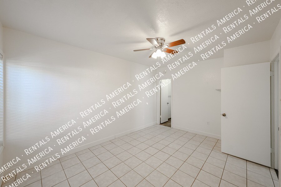 Building Photo - 712 N Santa Barbara