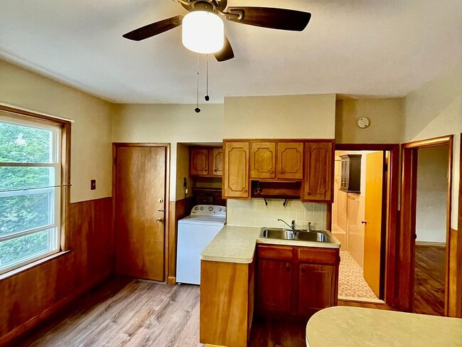 Building Photo - 18 Burton St