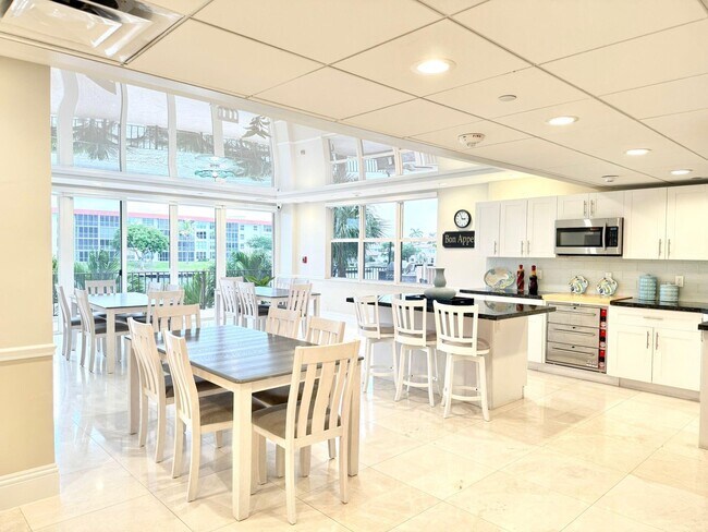 Building Photo - 1150 Hillsboro Mile