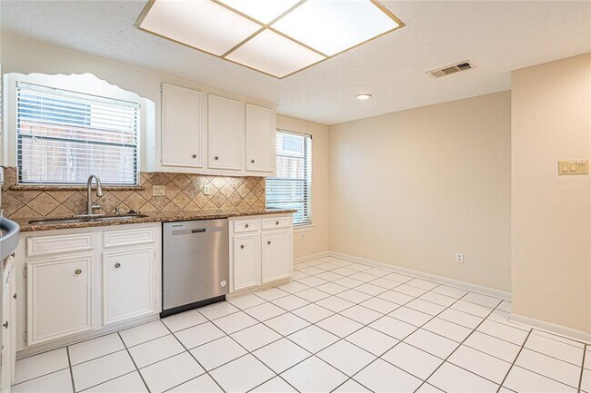 Building Photo - 2306 Potomac Dr