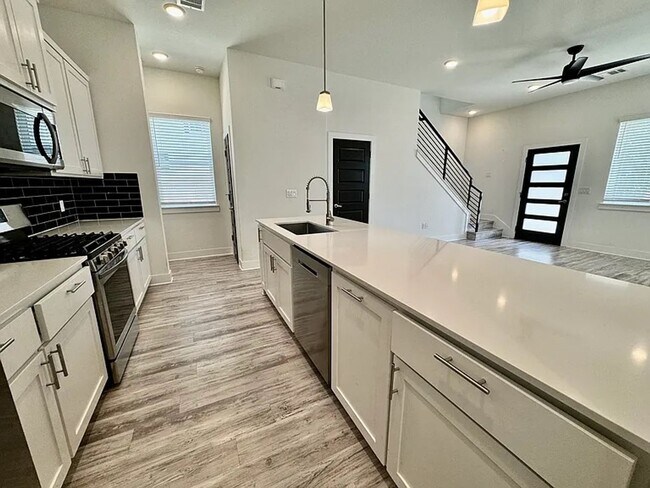 Building Photo - Modern Farmhouse montopolis