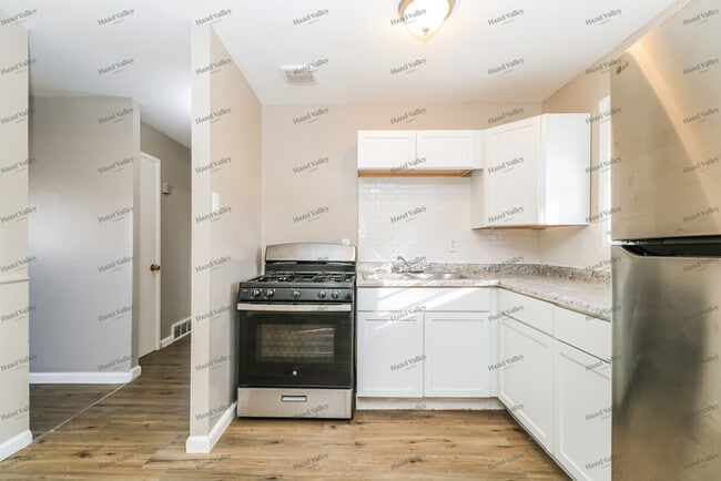 Building Photo - 1370 Reale Ave