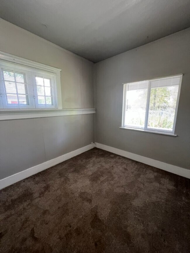 Building Photo - 3 Bedroom House on Jefferson St Near Downtown, Campus, and More!