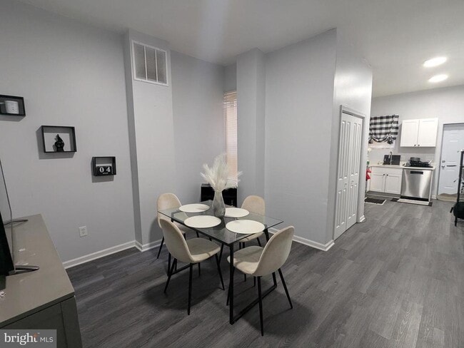 Building Photo - 816 N Monroe St