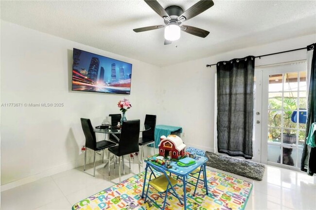 Building Photo - 3 bedroom in Miami FL 33165