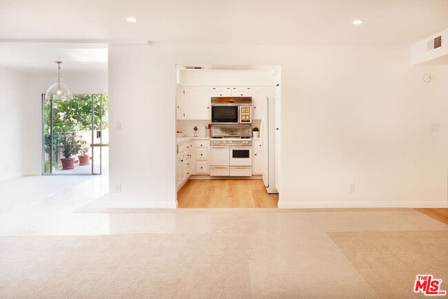 Building Photo - 6752 Hillpark Dr