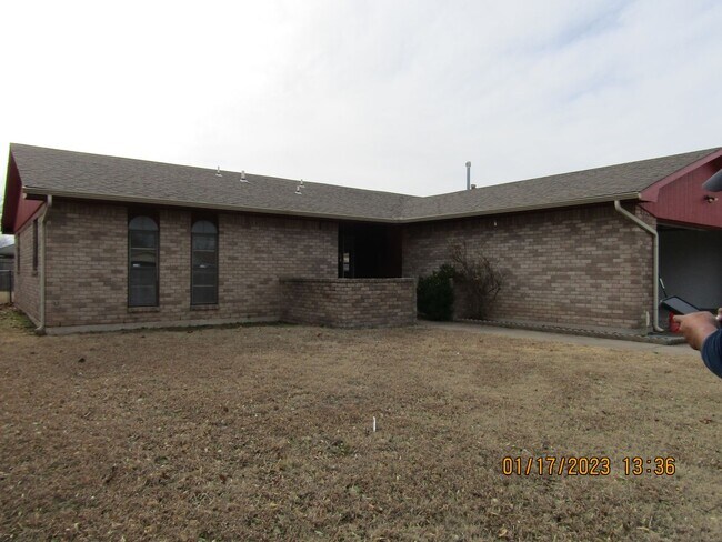 Building Photo - West side home located close to shopping, restaurants