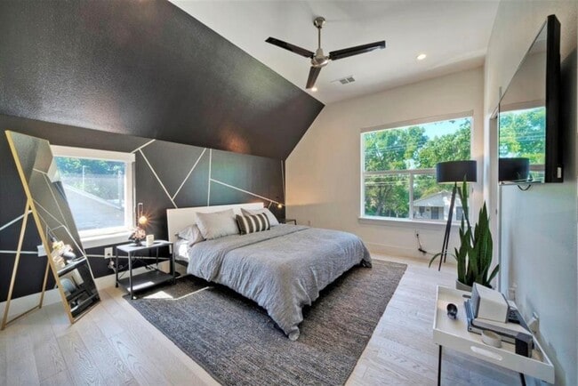 Building Photo - 4608 Santa Anna St