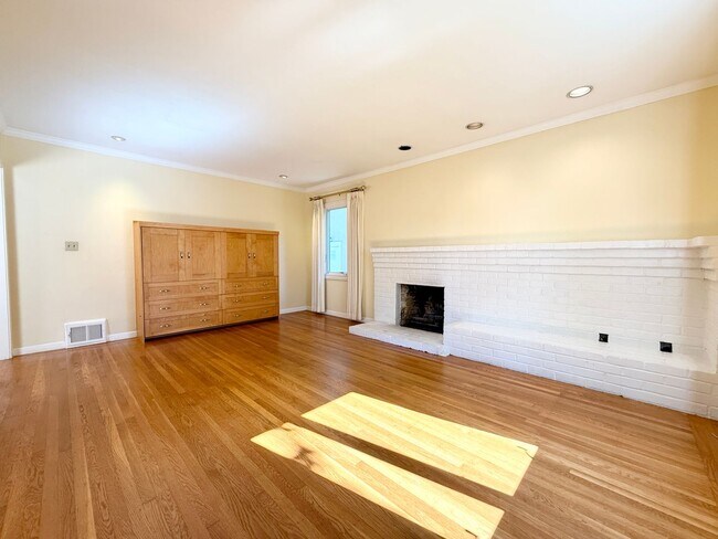 Building Photo - Beautifully Renovated Single-Family Home i...