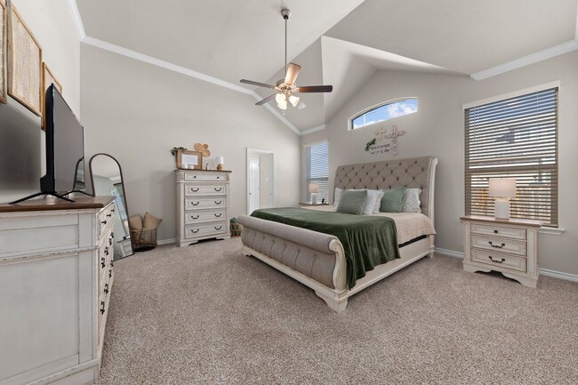Building Photo - Upscale Living!