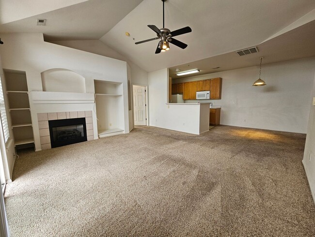 Building Photo - Awesome Aurora Top Floor 2 Bed 2 Bath Cond...