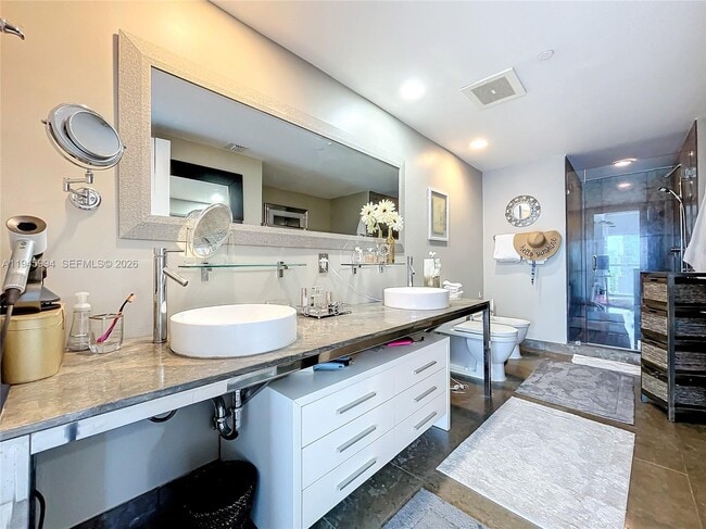 Building Photo - 475 Brickell Ave