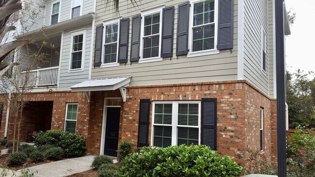 Building Photo - Four bedroom 10 minutes from the beaches o...