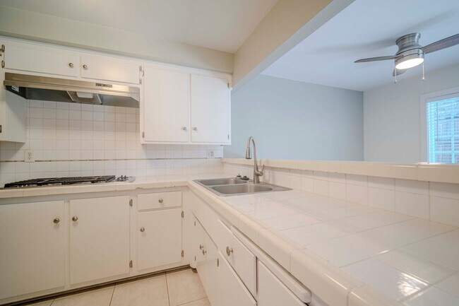 Building Photo - 679 Center St