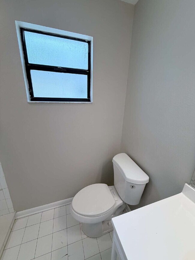 Building Photo - "Charming 3-Bedroom Home with 2 Full Baths in Prime Lakeland Location!"