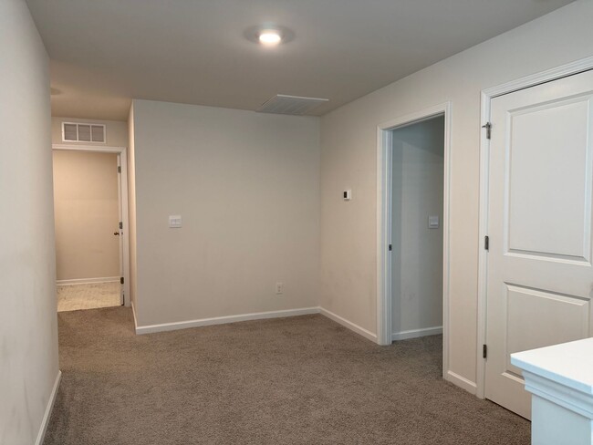 Building Photo - Spacious 5-Bedroom Home for Rent in The Falls – Modern, Comfortable, and Move-In Ready