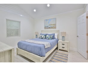 Building Photo - Completely Renovated 1/1 Apartment Downtown Sarasota