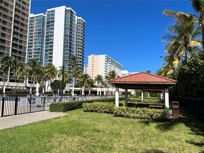 Building Photo - 2625 Collins Ave