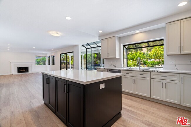 Building Photo - 6143 Lake Lindero Dr