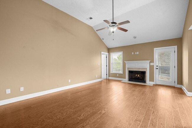 Building Photo - Three Bedroom with Bonus!