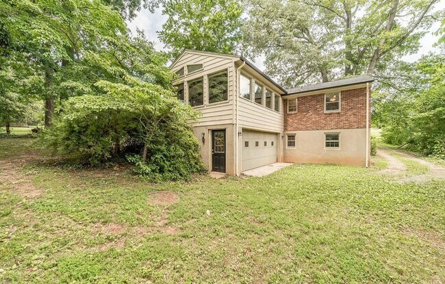 Building Photo - 5 Bedroom || 2 Bathroom - Single Family Home with Finished Basement Apartment