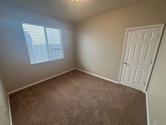 Building Photo - Available Now: 3 bed 2 bath home in Roseville