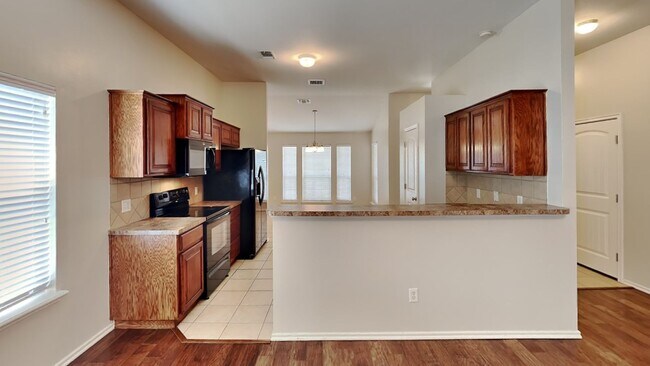 Building Photo - 3 Bedroom 2 Bath 2 Car Garage in Deer Creek Schools