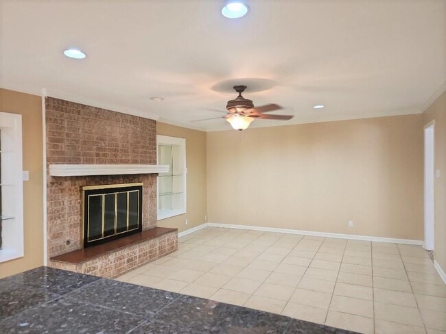 Building Photo - 807 Country Club Rd