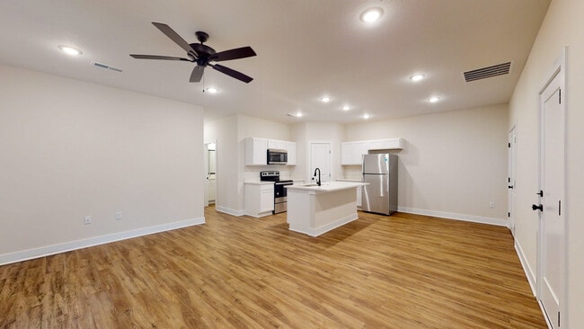 Building Photo - 1119 N Broadview Ln