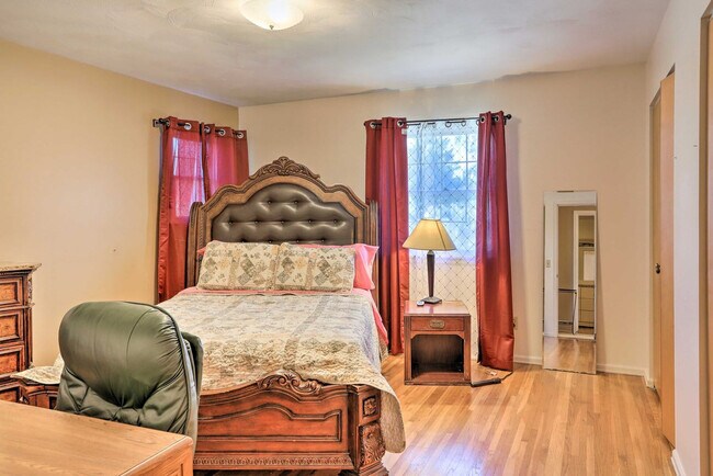 Building Photo - 1960 Pinelawn Dr