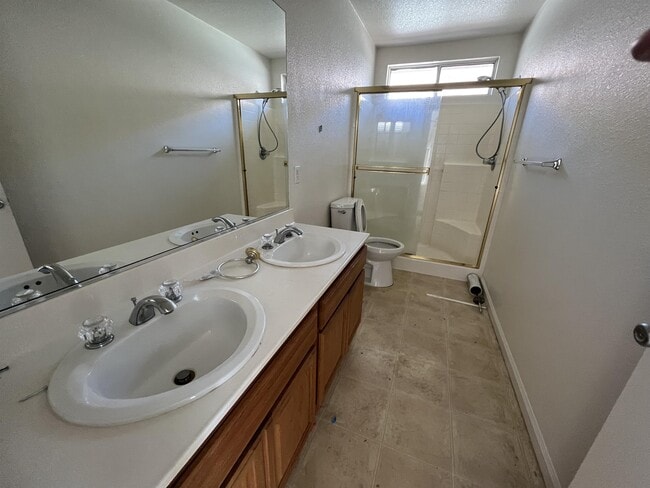 Building Photo - 328 Roadrunner Dr