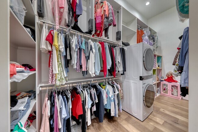 Building Photo - Stunning Green Valley, Guard Gated Community, Pool Home!