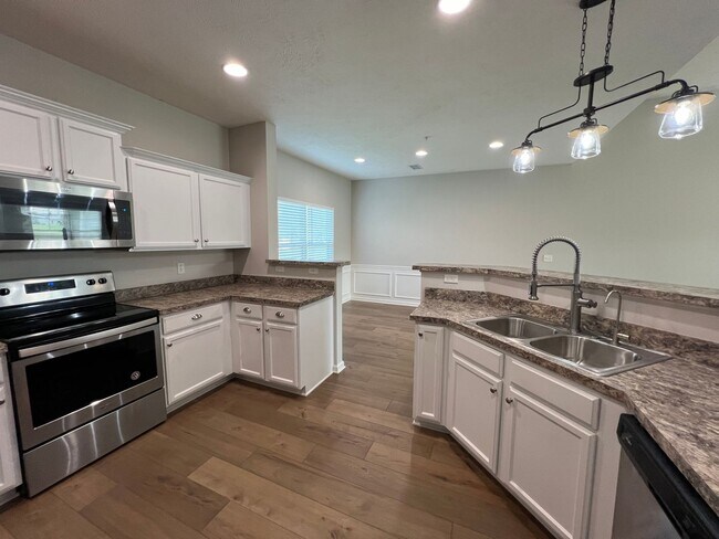 Building Photo - Move-in Special! Available Immediately! Gorgeous 4 Bedroom 3 Bath in Creeksbend Subdivision