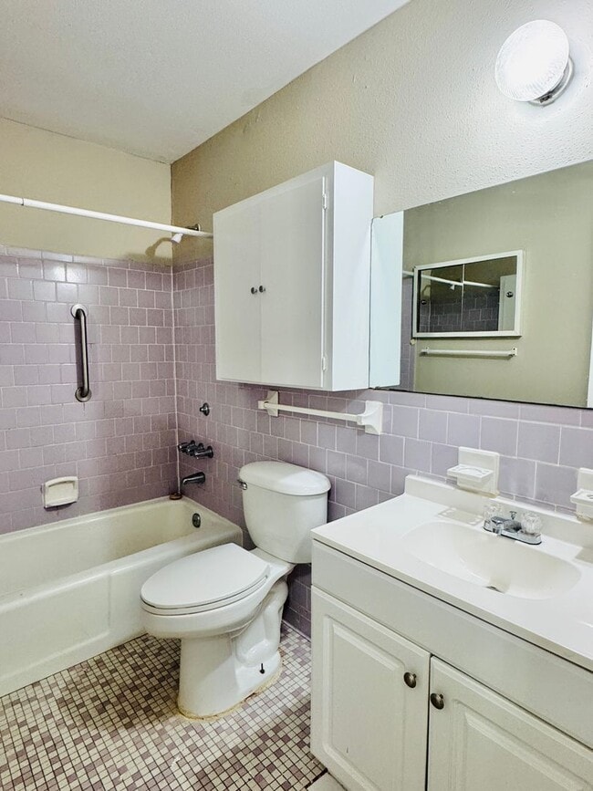 Building Photo - Hello Sunny 3 Bedroom / 1 Bathroom in Mont...