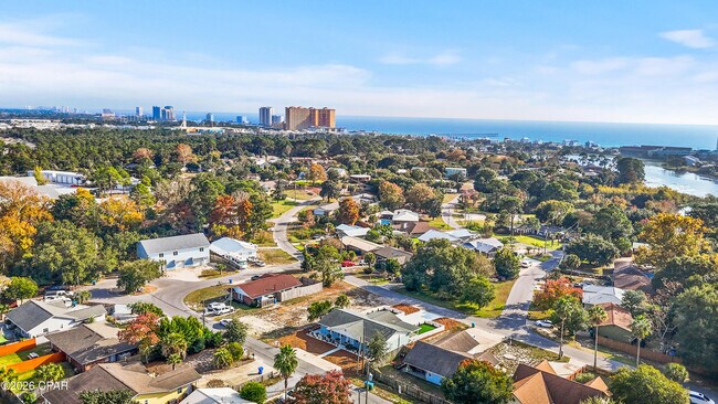 Building Photo - 121 Lakeside Cir