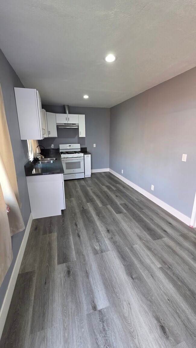 Building Photo - 303 Elmwood Ave