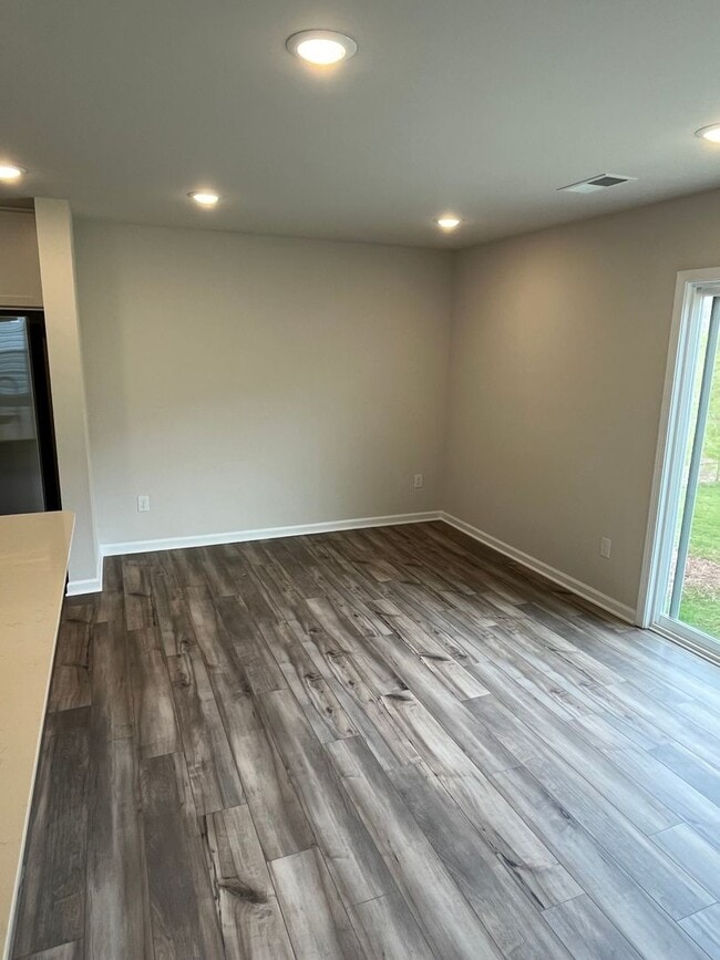Building Photo - COMING AUGUST 2026!!! Newer 4 Bed Home in University Area