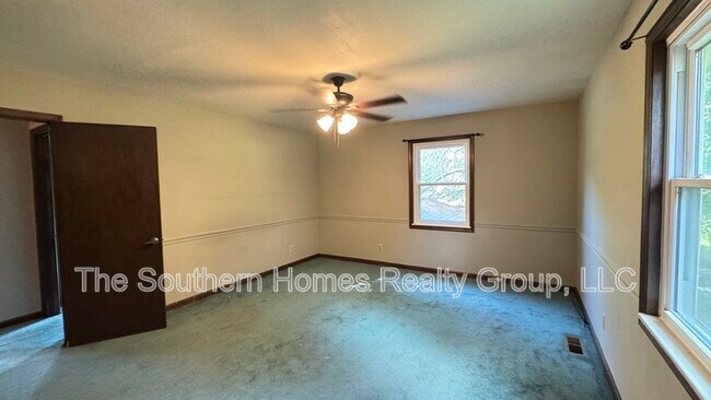 Building Photo - 1305 Ridgeway Cir
