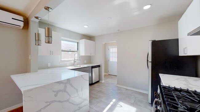 Building Photo - Recently renovated Three Bedroom, One bath...